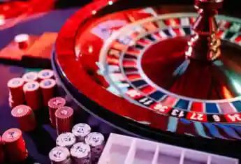 vbt777 Live Casino တွင် Dealer နှင့်အတူ ဘက္ကာရတ် ကစားနေသောပုံ